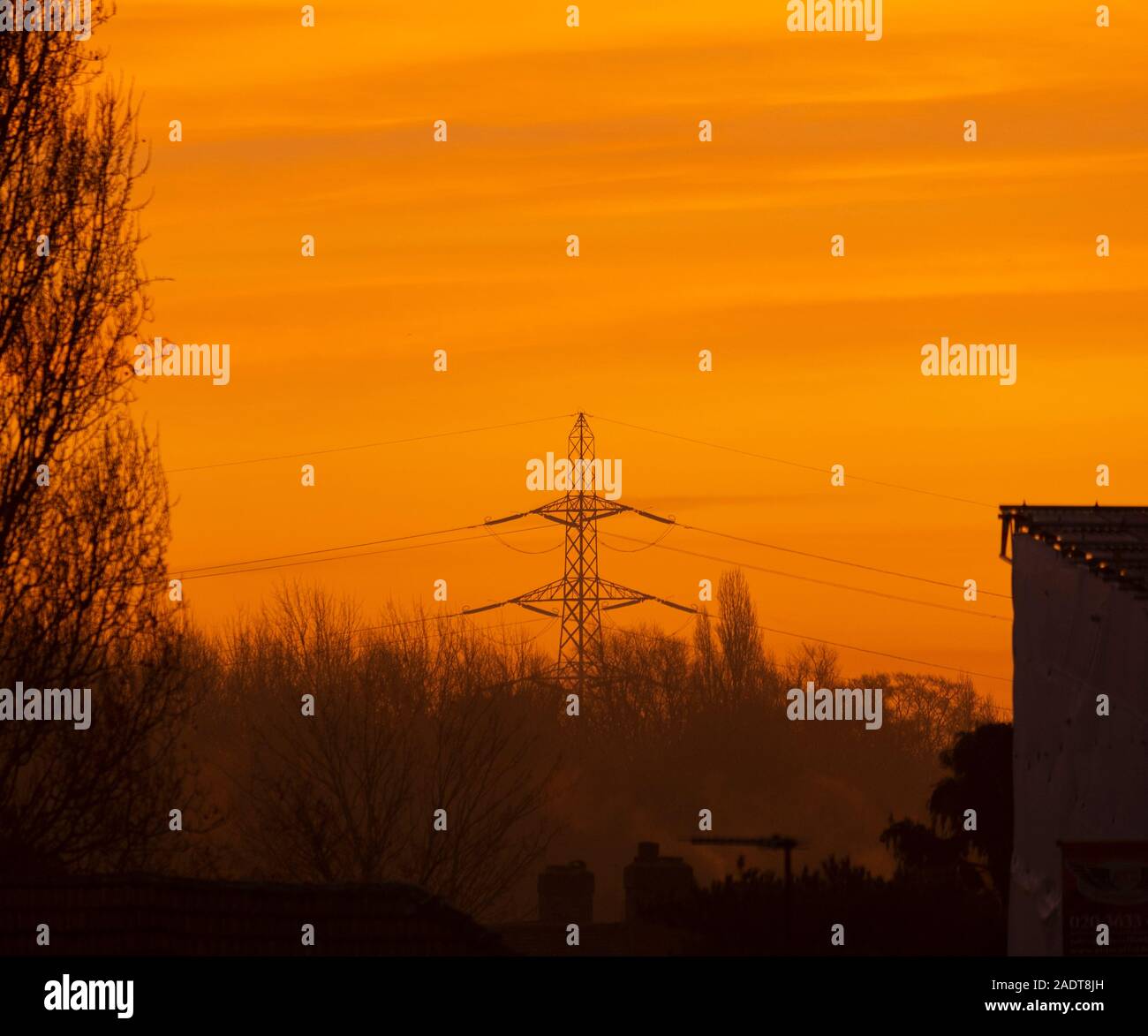 Wimbledon, Londres, Royaume-Uni. 5 décembre 2019. Lever du soleil orange vif au-dessus de la banlieue sud ouest de Londres après une nuit glaciale et brumeux. Credit : Malcolm Park/Alamy Live News. Banque D'Images