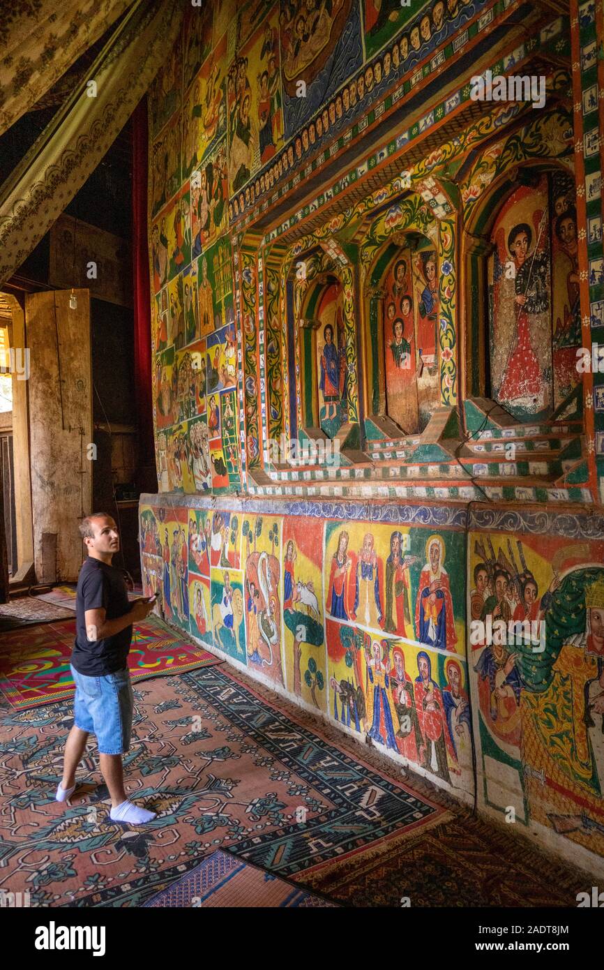 L'Éthiopie, région d'Amhara, Bahir Dar, le Lac Tana, la péninsule de Zege, C 14ème église Ura Kidane Mehret, admirant la peinture murale traditionnelle Banque D'Images