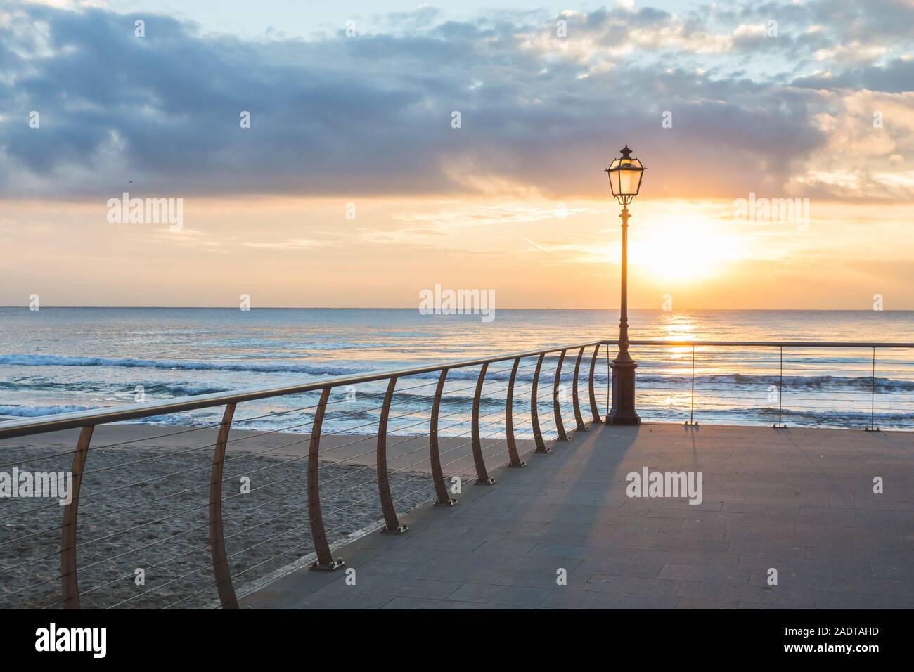 Bien réfléchi sur la mer et la lanterne au lever du soleil Banque D'Images