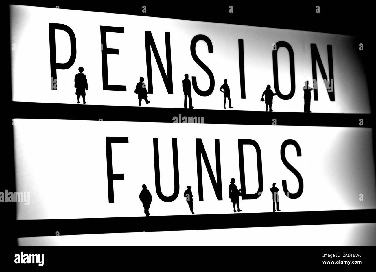 Miniatures debout devant le concept de fonds de pension mots Banque D'Images