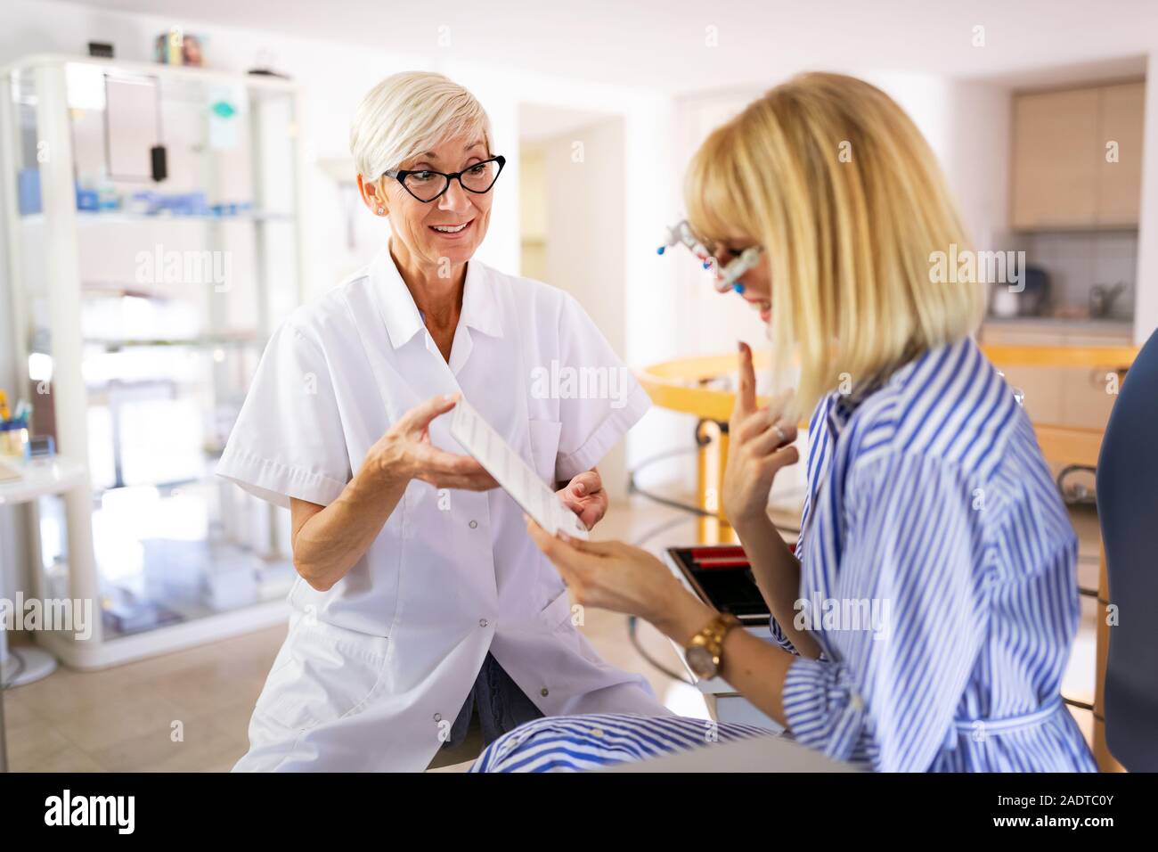 Optométriste woman examining patient dans la clinique d'ophtalmologie moderne Banque D'Images