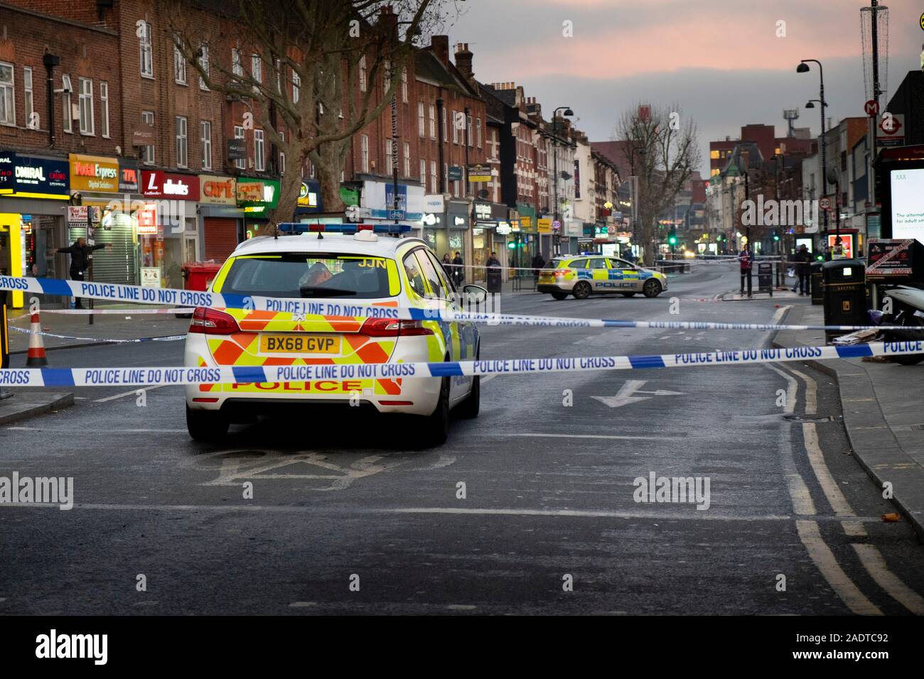 La police scellera la scène d'une fusillade à l'extérieur de Turnpike Lane, dans le nord de Londres. Banque D'Images