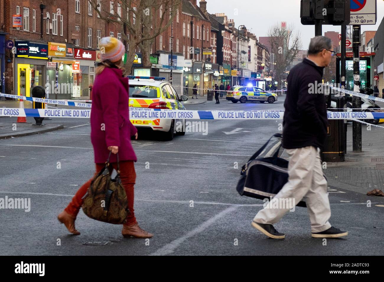La police scellera la scène d'une fusillade à l'extérieur de Turnpike Lane, dans le nord de Londres. Banque D'Images