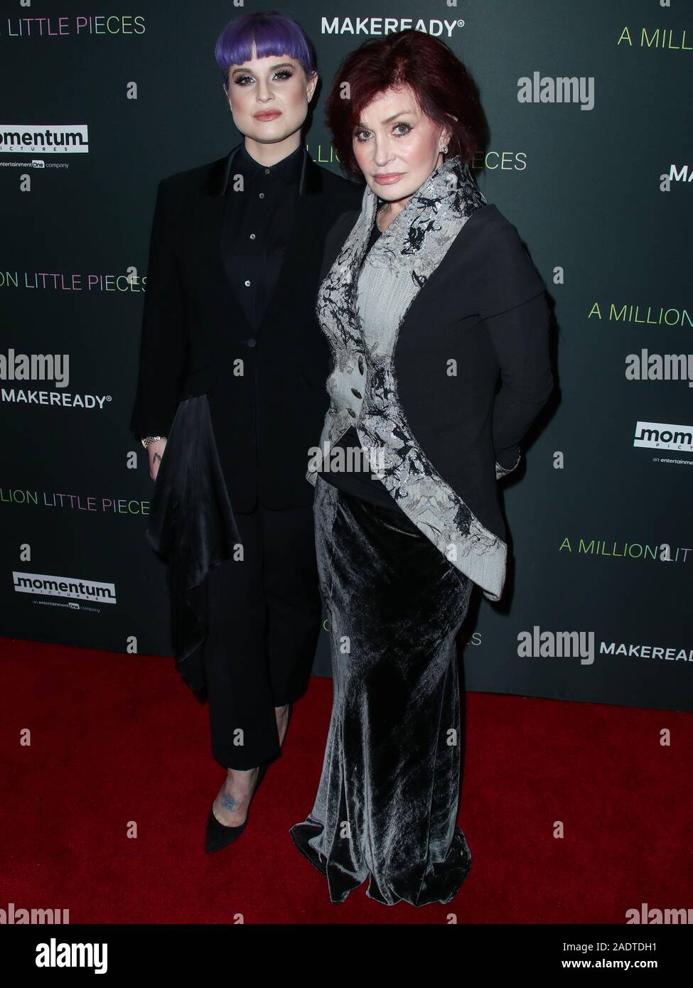 West Hollywood, États-Unis. 08Th Nov, 2019. WEST HOLLYWOOD, LOS ANGELES, CALIFORNIE, USA - 04 DÉCEMBRE : Kelly Osbourne et sa mère Sharon Osbourne arrivent à la Los Angeles Projection spéciale de Momentum Pictures' 'A Million Little Pieces" tenue à l'hôtel London West Hollywood à Los Angeles le 4 décembre 2019 à West Hollywood, Los Angeles, Californie, États-Unis. (Photo par Xavier Collin/Image Crédit : Agence de Presse) L'agence de presse Image/Alamy Live News Banque D'Images