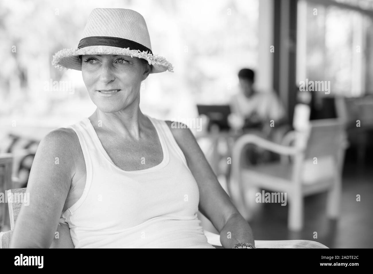 Belle femme mature de tourisme de détente à l'hôtel Banque D'Images