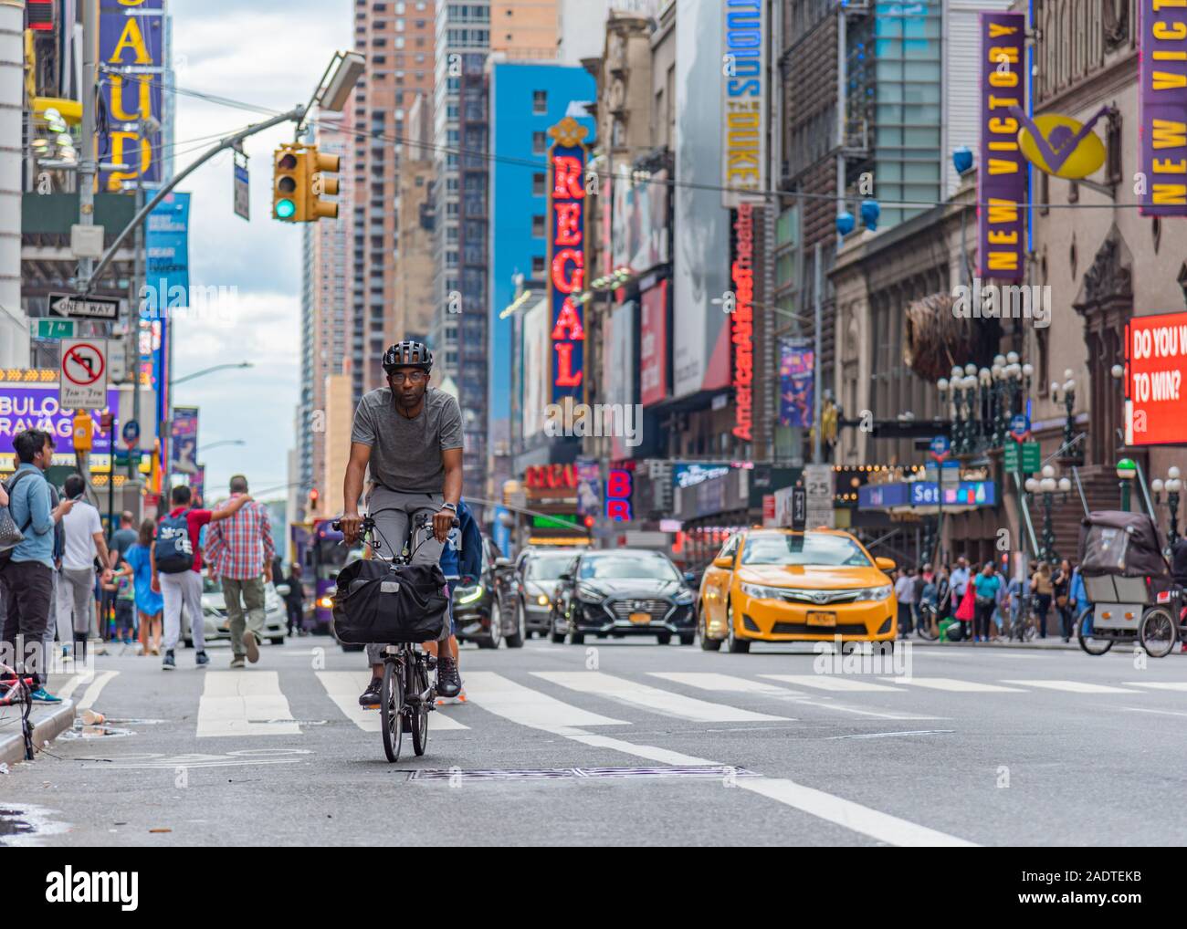 Manhattan New York Color Image encombrée de beaucoup de gens à Times Square avec grand nombre de panneaux LED, est un symbole de la ville de New York à Manhattan Banque D'Images