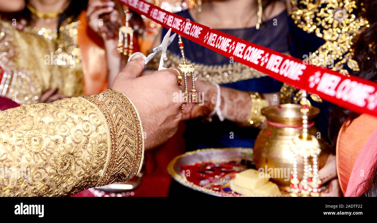 Ruban coupe dans Indian Wedding Cérémonie d'accueil rituel Banque D'Images