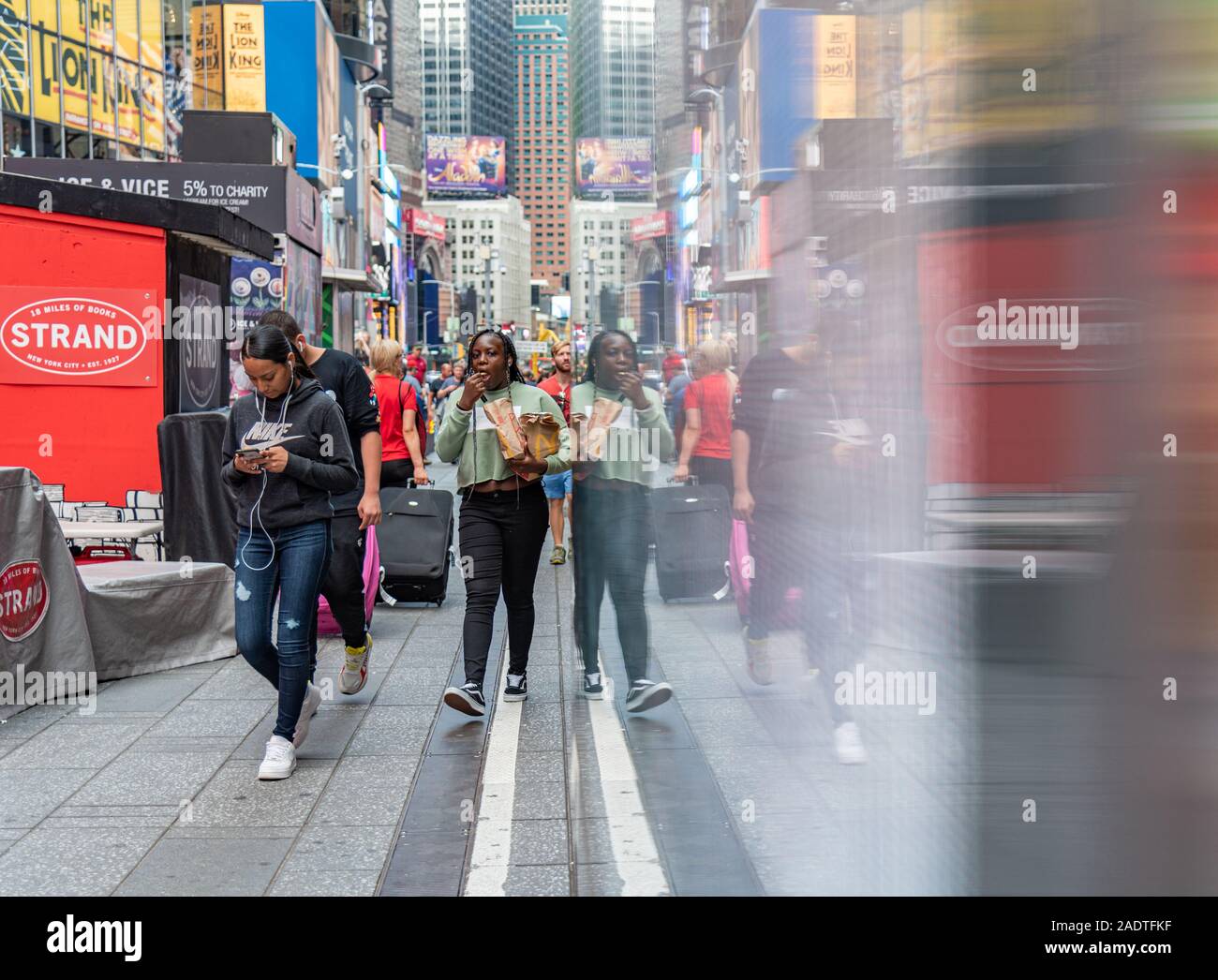 Manhattan New York mirror image couleur photo - image miroir de personnes dans Time Square Banque D'Images