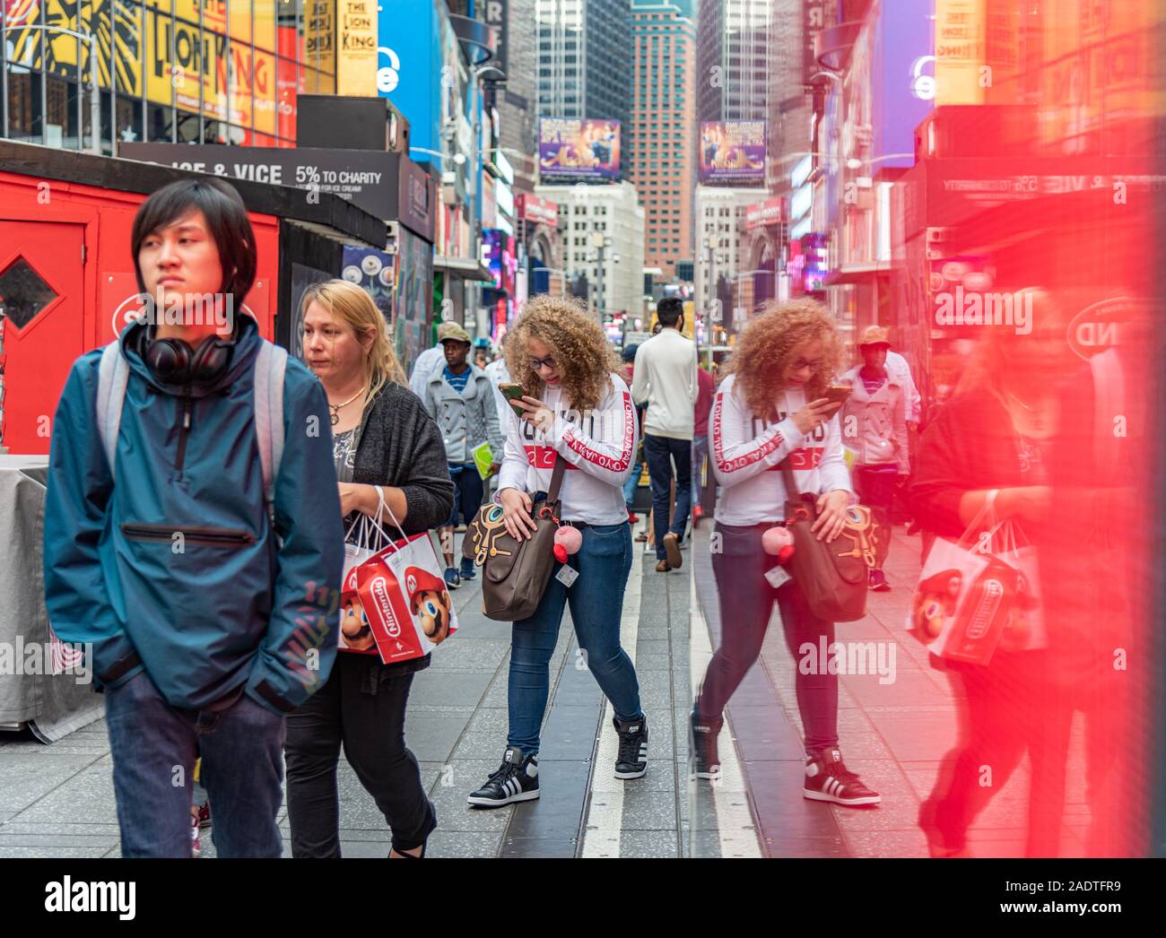 Manhattan New York Color Image encombrée de beaucoup de gens à Times Square avec grand nombre de panneaux LED, est un symbole de la ville de New York à Manhattan Banque D'Images