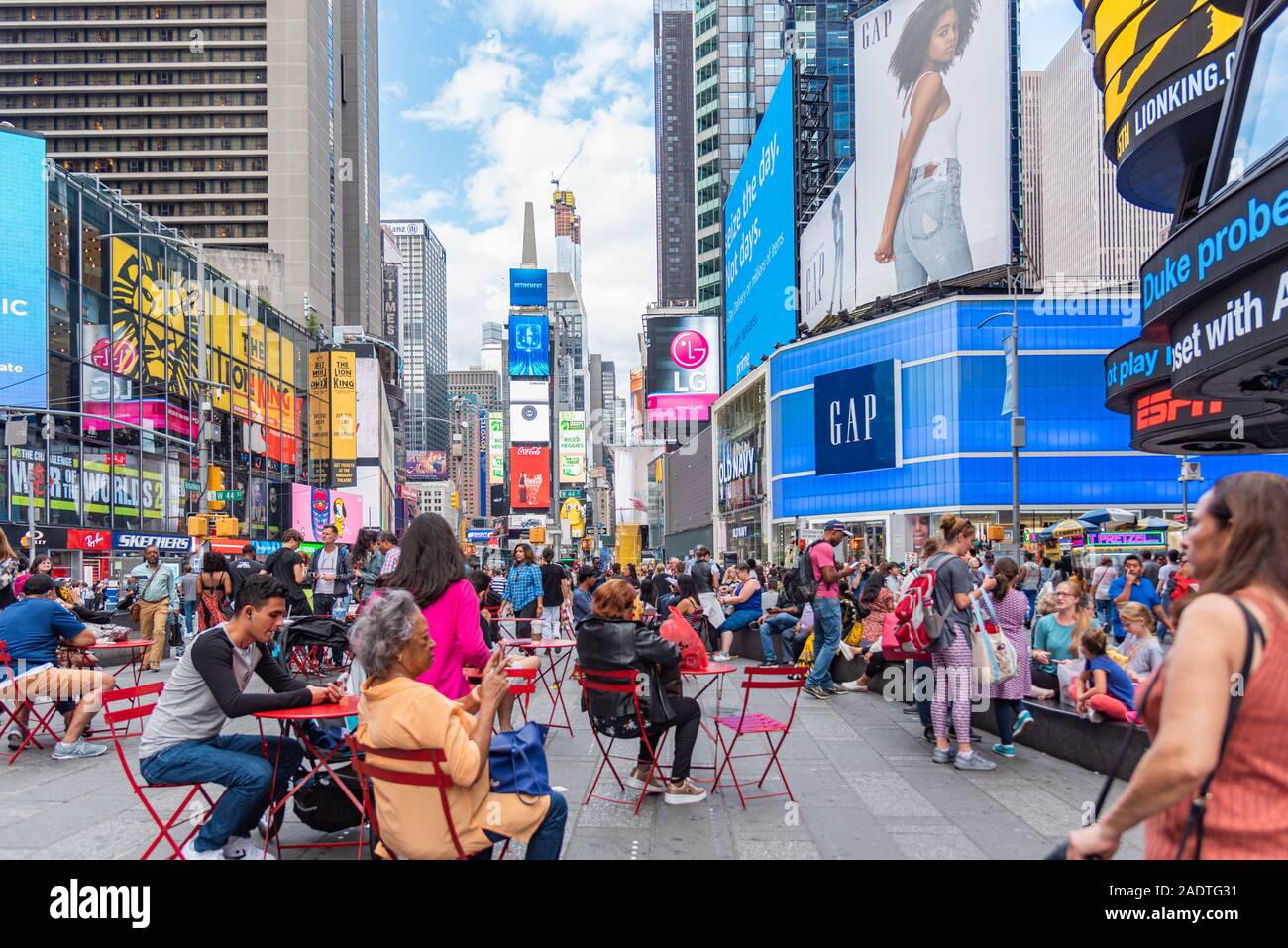 Manhattan New York Color Image encombrée de beaucoup de gens à Times Square avec grand nombre de panneaux LED, est un symbole de la ville de New York à Manhattan Banque D'Images