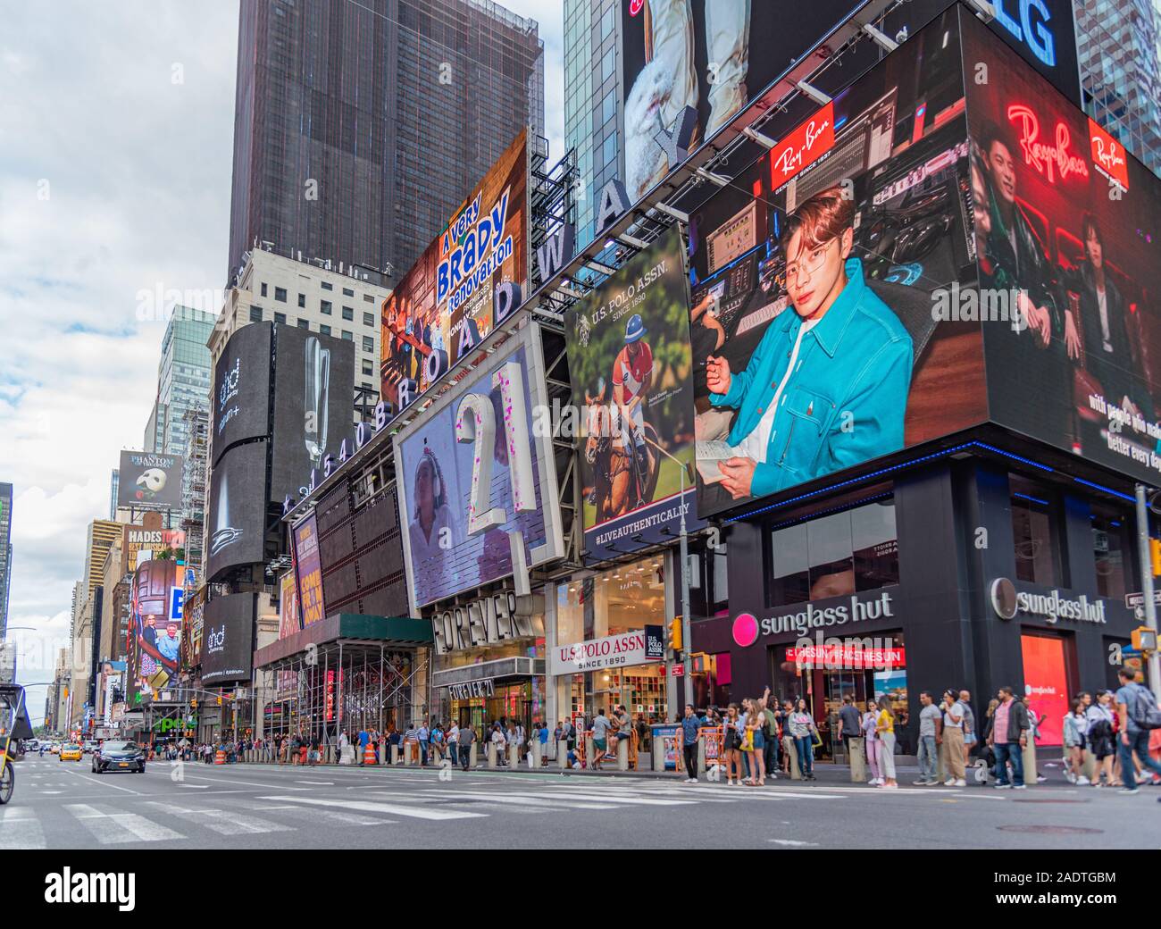 Manhattan New York Color Image encombrée de beaucoup de gens à Times Square avec grand nombre de panneaux LED, est un symbole de la ville de New York à Manhattan Banque D'Images