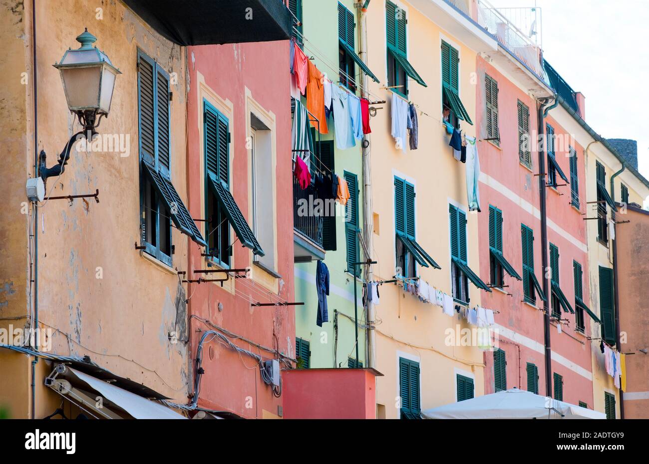 Rangée de maisons traditionnelles colorées Ligure italien avec buanderie en train de sécher dehors dans une vue de recul Banque D'Images