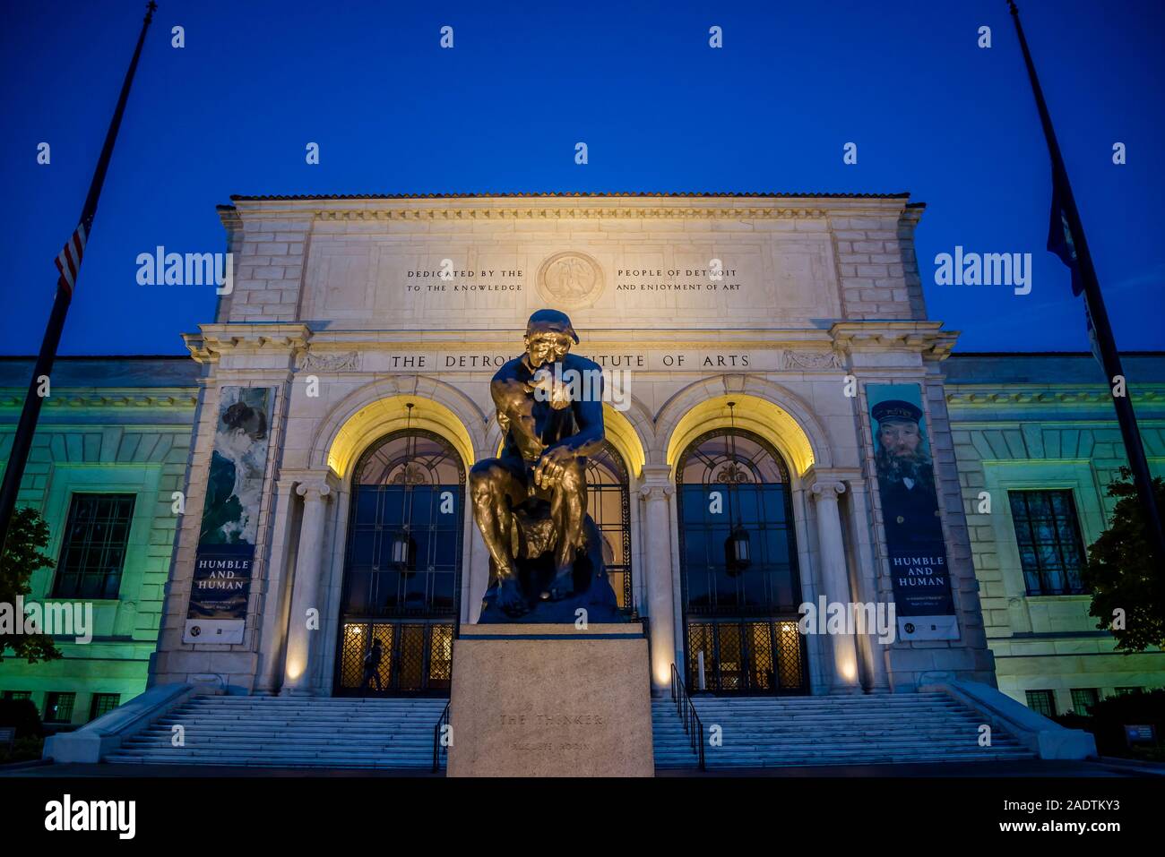 La sculpture d'Auguste Rodin le penseur, 1904 en face de façade principale du Detroit Institute of Arts, (DIA), un des plus grands et des plus importante Banque D'Images