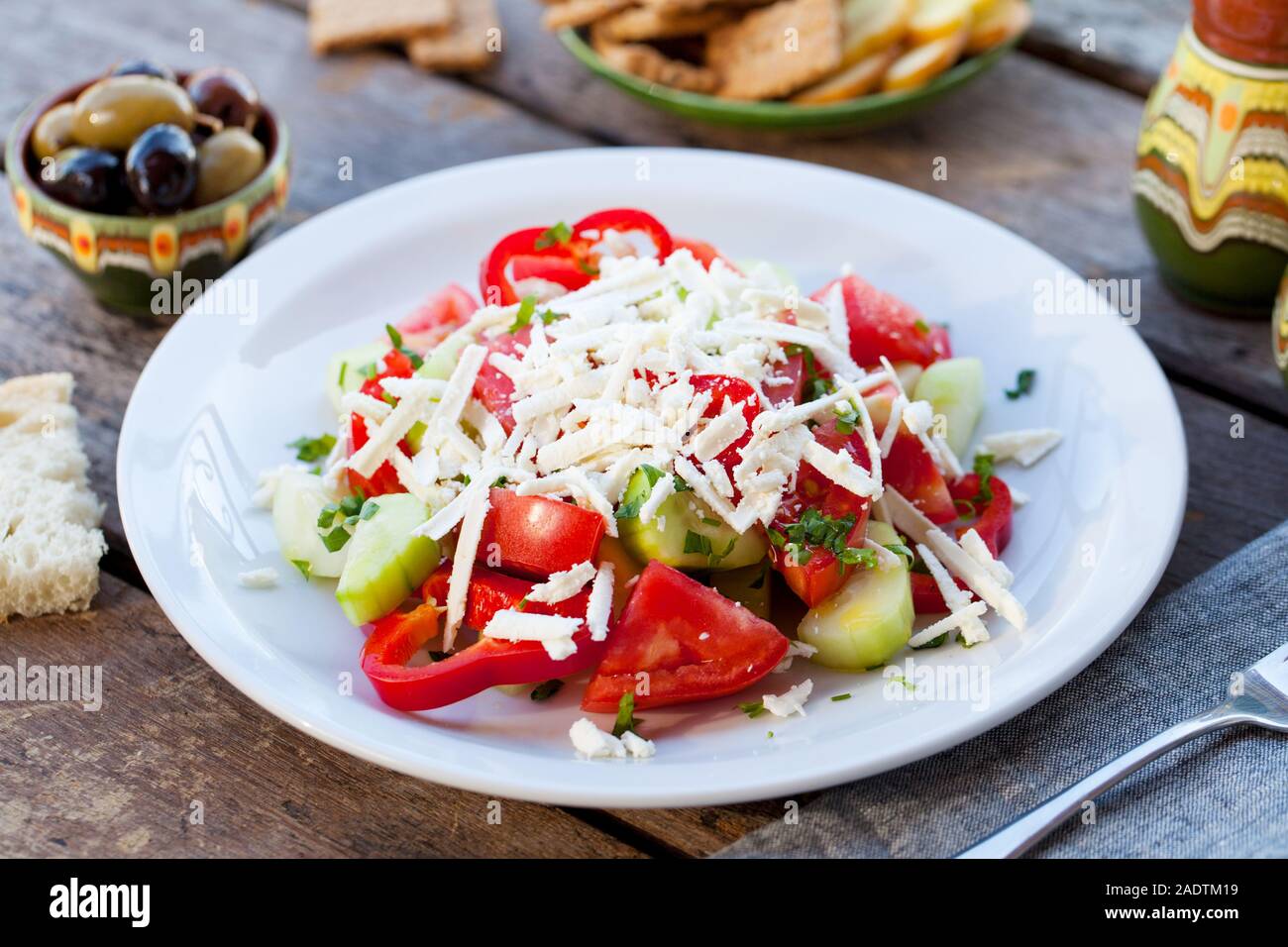 Légumes salade shopska bulgare. Fond de bois. Close up Banque D'Images