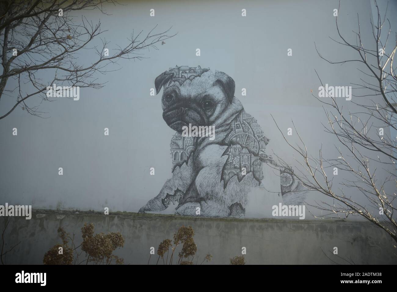 Sud-ouest de la France : Peinture murale d'un chien dans un parc, l'pasakdek Banque D'Images