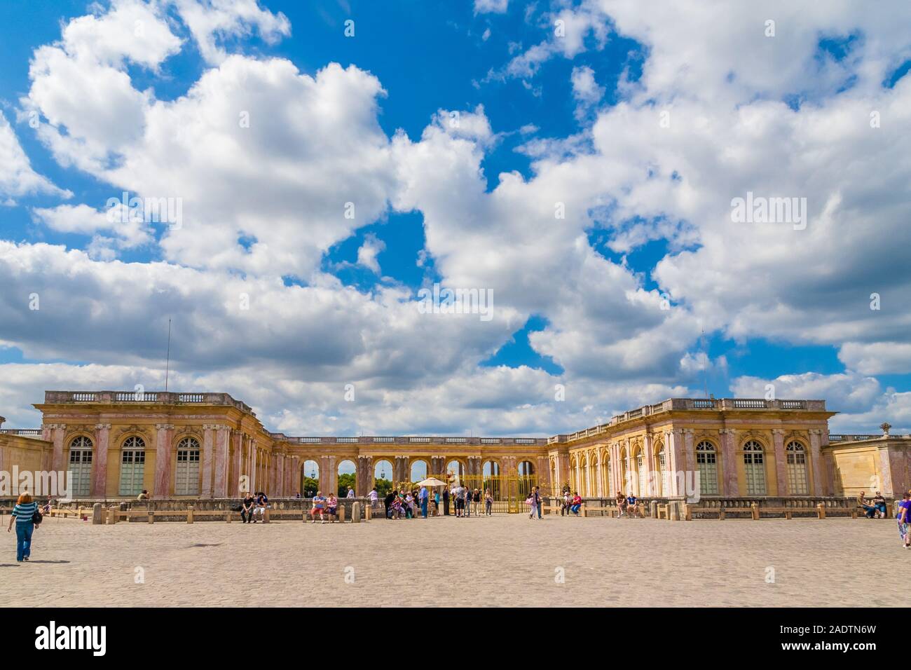 Belle vue en face de l'entrée du Grand Trianon Palace à Versailles. Influencé par l'architecture italienne, le palais dispose d'un seul... Banque D'Images