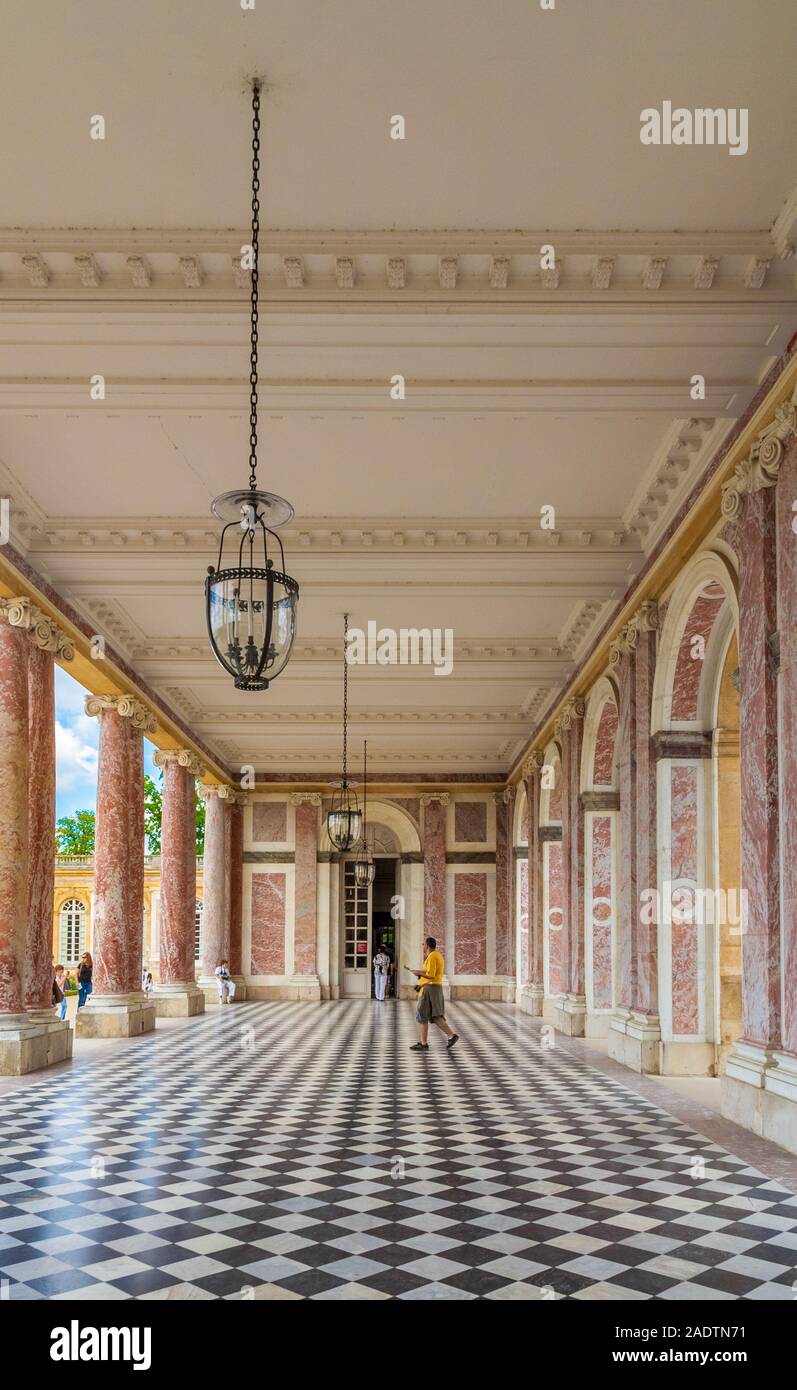 Belle vue de la galerie, une colonnade, reliant les deux ailes du Grand Trianon Palace à Versailles. Le palais avec son marbre rose... Banque D'Images