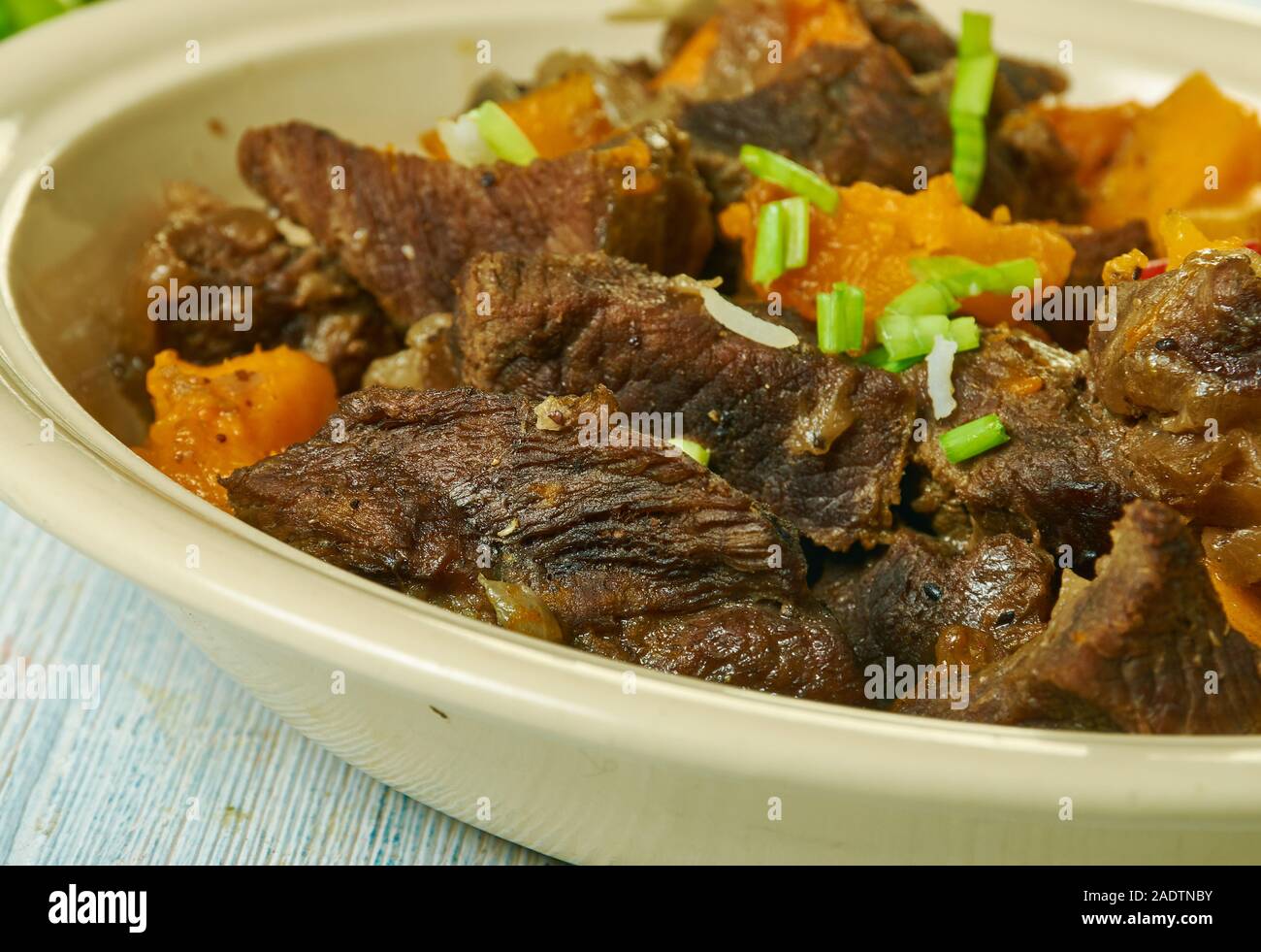 Les Guyaniens, Pepperpot, ragoût de viande, de la cuisine des Caraïbes, des plats variés, vue du dessus. Banque D'Images