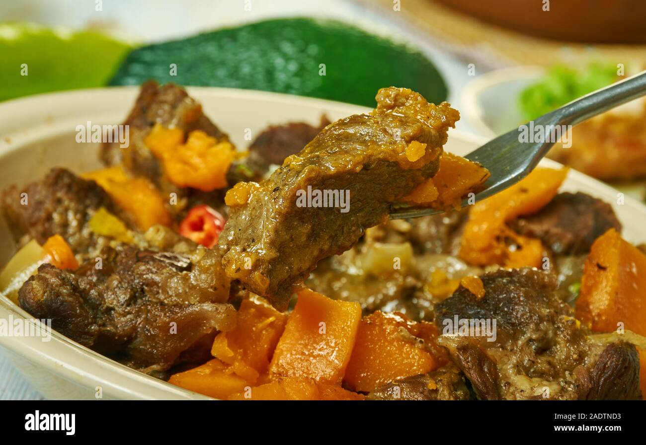 Les Guyaniens, Pepperpot, ragoût de viande, de la cuisine des Caraïbes, des plats variés, vue du dessus. Banque D'Images