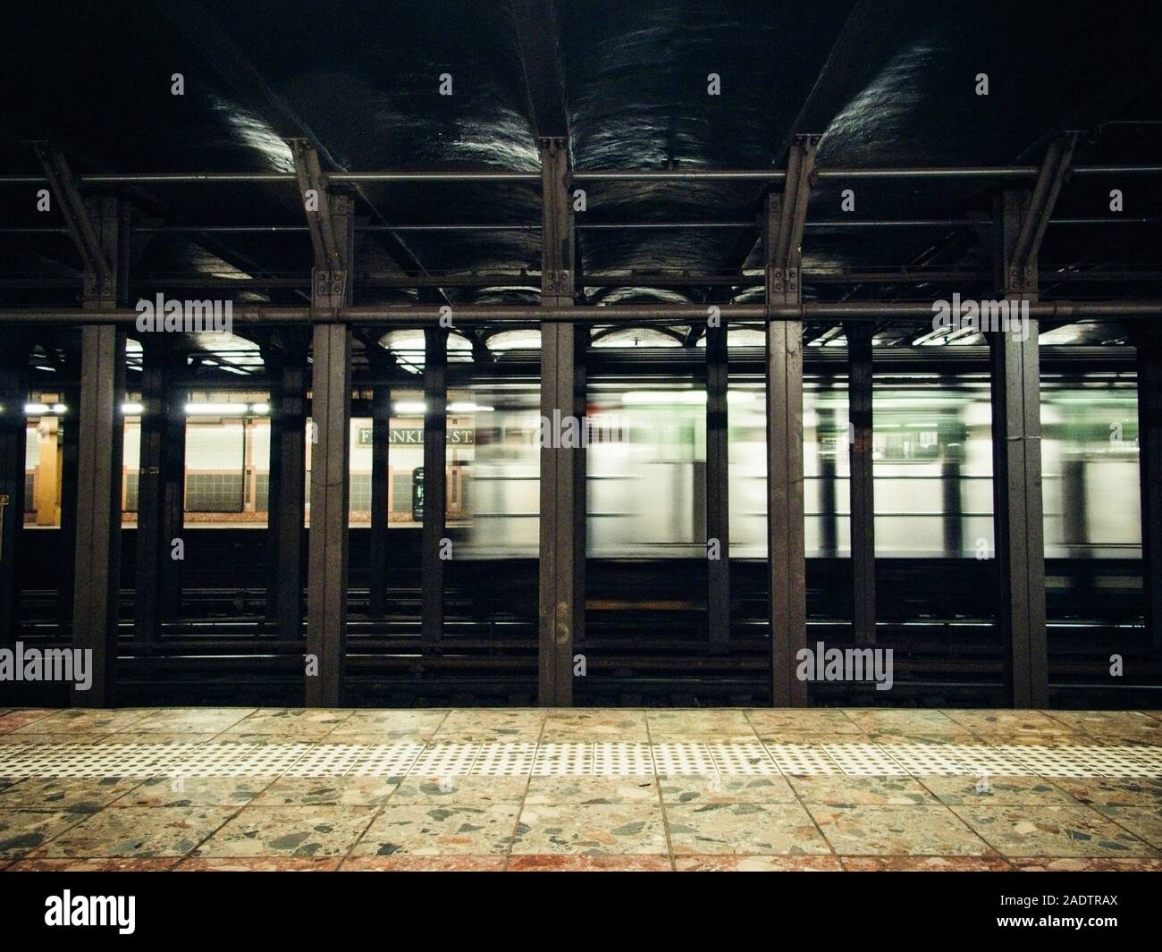 Vue de l'intérieur de la station de métro se déplaçant dans la région de NYC Banque D'Images