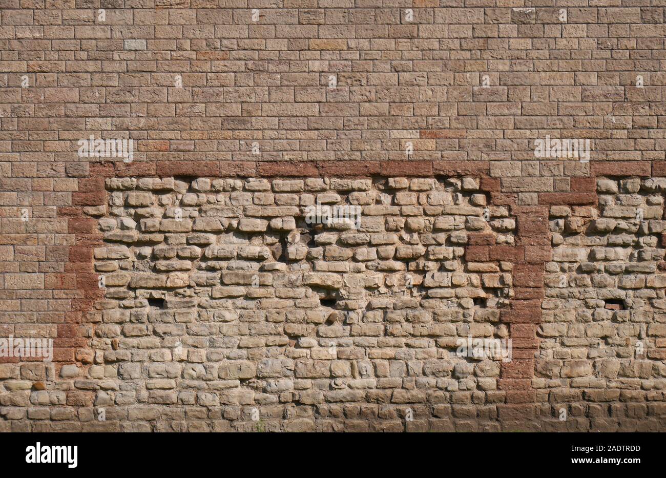 Maçonnerie romaine dans le mur extérieur du château de Cardiff, Cardiff, South Glamorgan, Pays de Galles, Royaume-Uni Banque D'Images