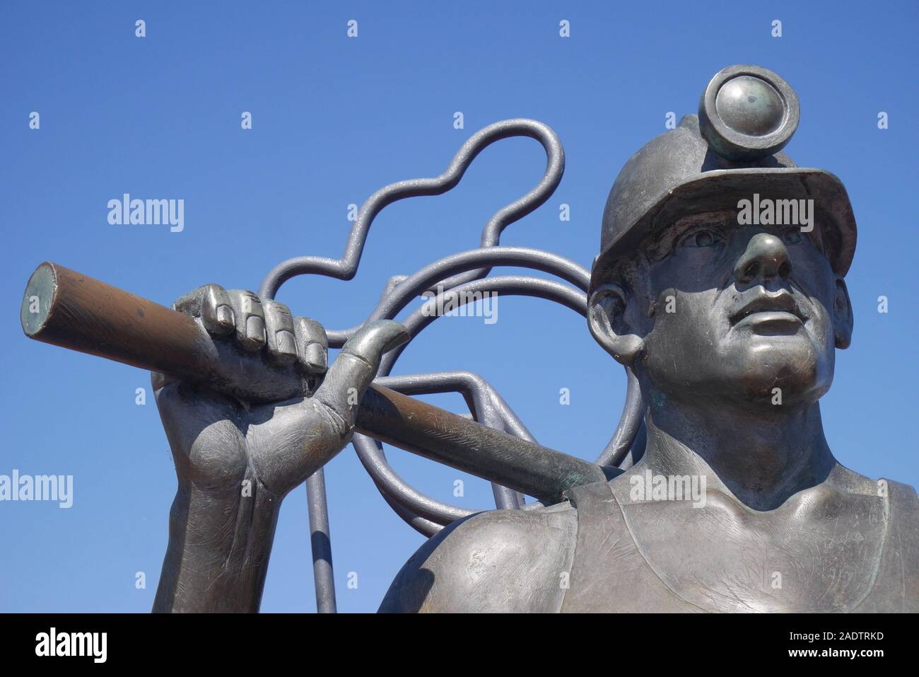 Depuis la fosse au Port, statue en bronze d'un mineur de charbon, par John Clinch, la baie de Cardiff, Cardiff, Pays de Galles, Royaume-Uni Banque D'Images