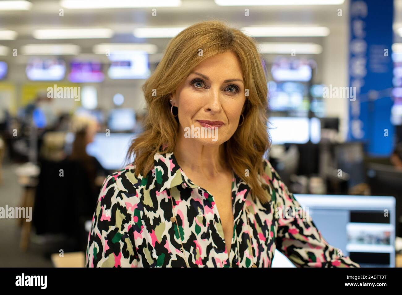 Alison Comyn, journaliste de la télévision irlandaise et diffuseur. Elle présente actuellement le monde céleste News sur Sky News. Photographié à Sky Studios à Osterley, Banque D'Images