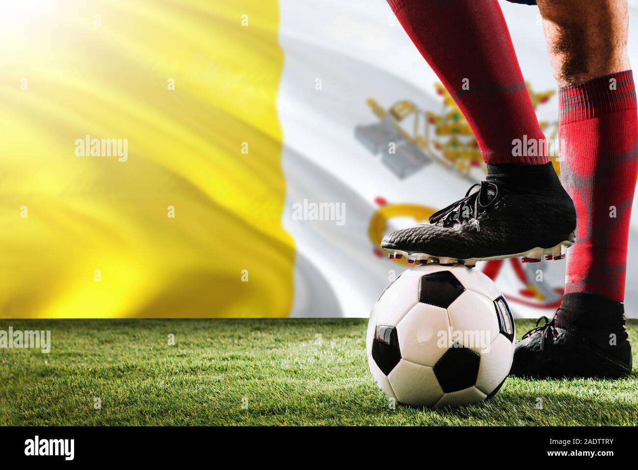 Close up jambes de Vatican City football joueur d'équipe en rouge  chaussettes, chaussures le ballon de soccer au point de penalty ou coup  franc jouant sur l'herbe Photo Stock - Alamy