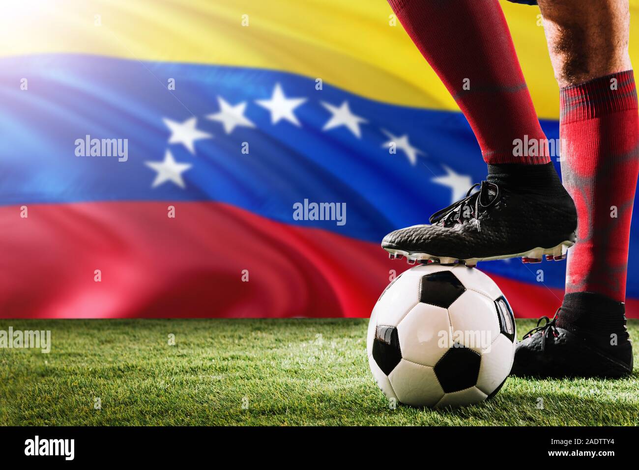 Close Up Jambes Du Venezuela De Football Player En Rouge Chaussettes Chaussures Le Ballon De Soccer Au Point De Penalty Ou Coup Franc Jouant Sur L Herbe Photo Stock Alamy Close Up Jambes Du Venezuela De Football Player En Rouge Chaussettes Chaussures Le Ballon De Soccer Au Point De Penalty Ou Coup Franc Jouant Sur L Herbe Photo Stock Alamy