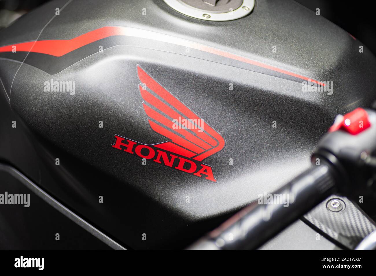 Bangkok, Thaïlande - décembre 5, 2019 : Honda logo sur le corps du sport moto à une exposition de voiture. Honda est un l'un des célèbres fabrication d'automob Banque D'Images Bangkok, Thaïlande - décembre 5, 2019 : Honda logo sur le corps du sport moto à une exposition de voiture. Honda est un l'un des célèbres fabrication d'automob Banque D'Images