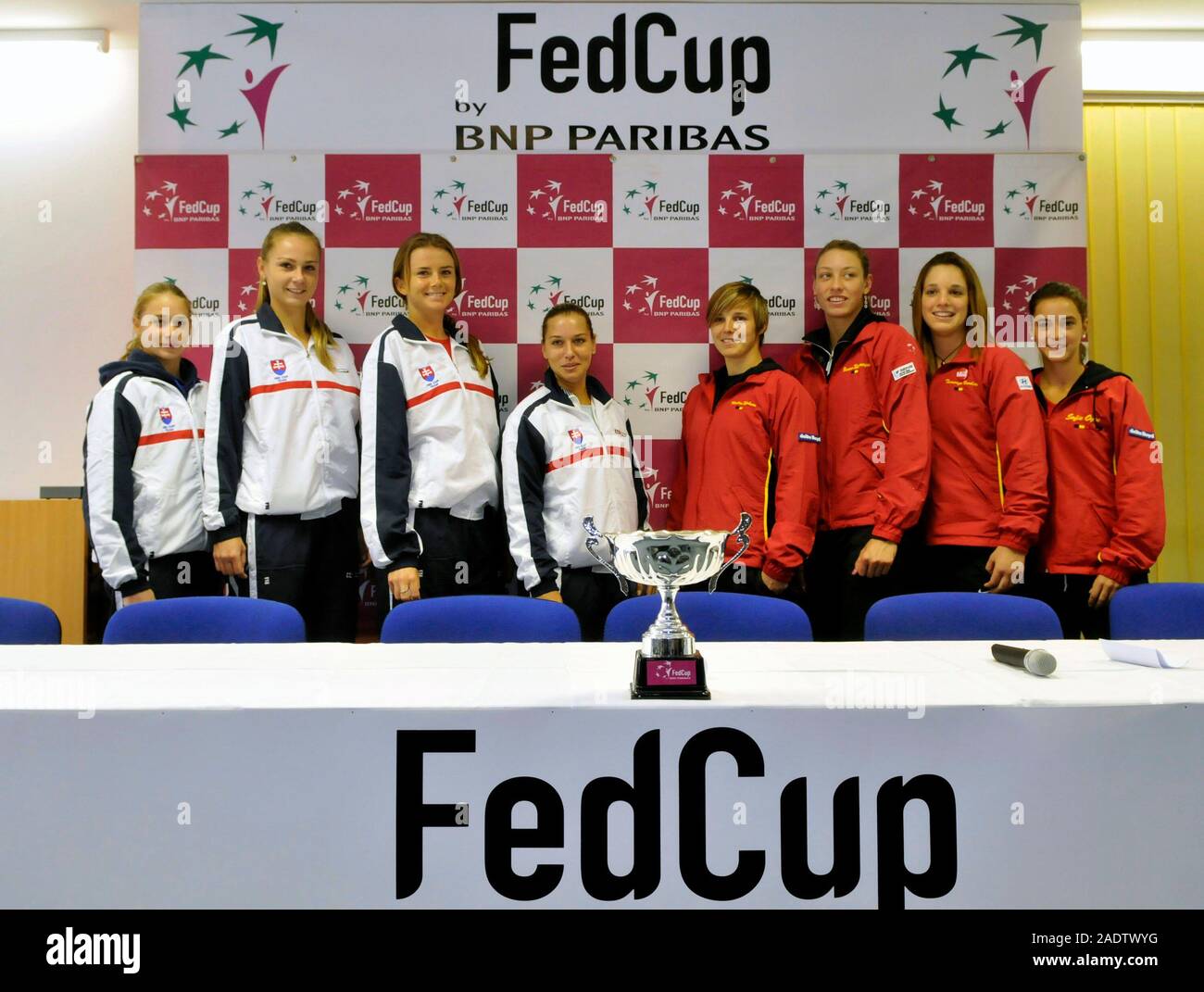 Bratislava, Slovaquie. Le 06 février, 2009. ***PHOTO*** slovaque et de la Fed Cup, les équipes belges de gauche à droite, des slovaques Lenka Wienerova, Magdalena Rybarikova, Daniela Hantuchova et Dominika Cibulkova, Belges Kirsten Flipkens, Yanina Wickmayer, Tamaryn Hendler et Sofie Oyen pose pour la photo de famille lors de l'élaboration pour le week-end les matchs de la Fed Cup par BNP Paribas World Group II 1er tour entre la République slovaque et la Belgique le week-end, à Bratislava, le vendredi, 6 février 2009. Banque D'Images