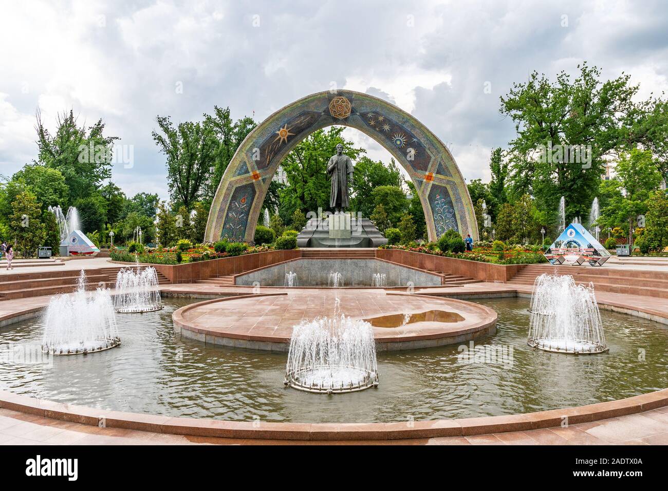 Douchanbé Abu Abdullah Parc Rudaki statue Vue pittoresque d'une fontaine sur un jour de pluie nuageux Banque D'Images