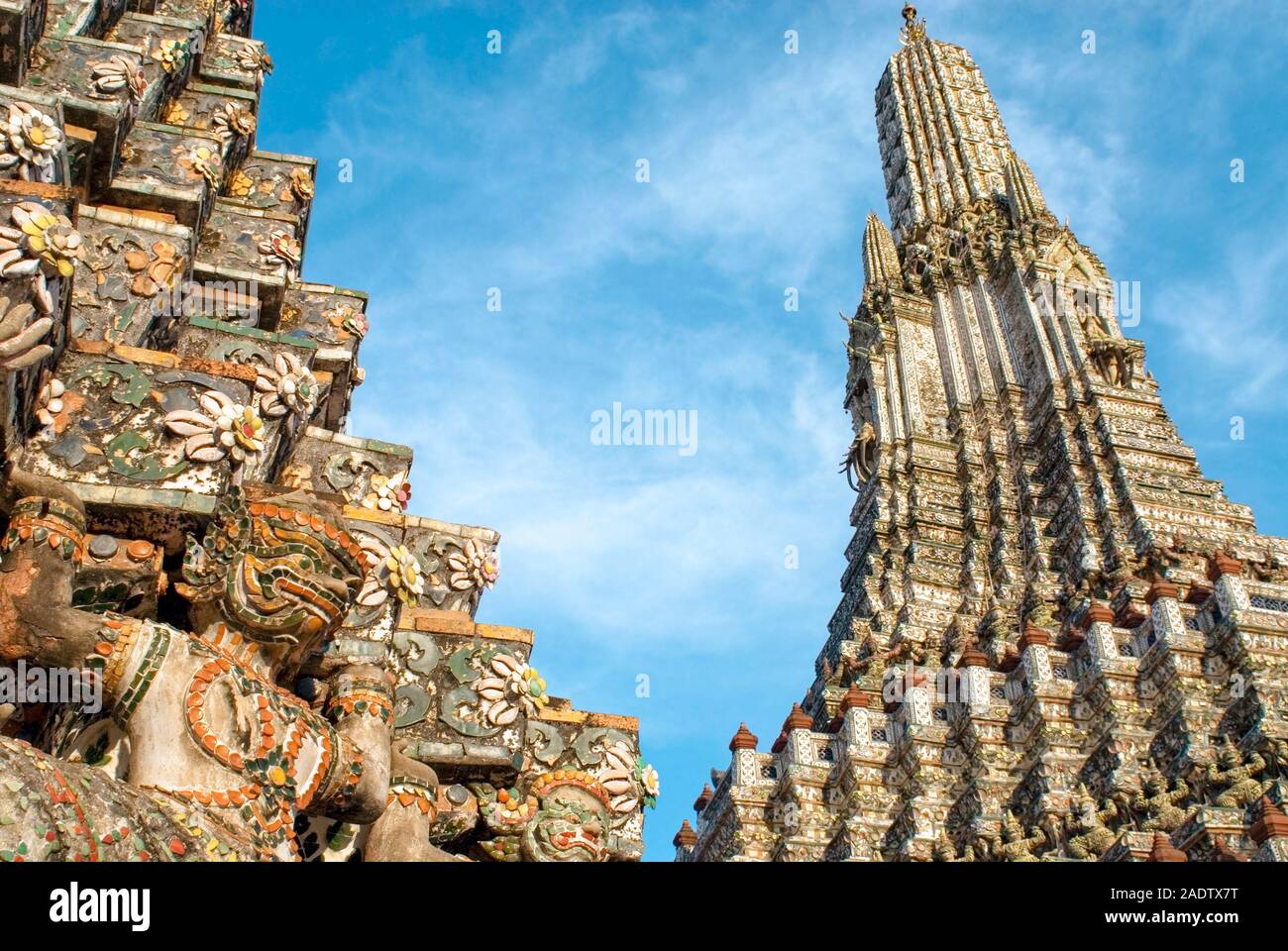 Détail architectural au Prang de Wat Arun, Bangkok, Thaïlande Banque D'Images