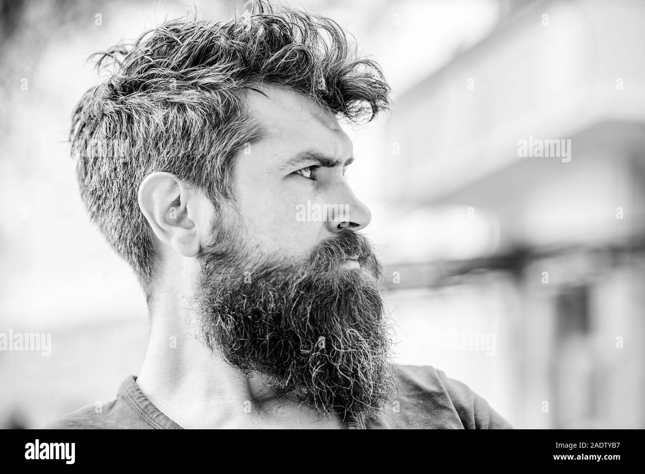 L'attente et tinking homme sérieux. l'extérieur. Soins du visage. Hipster  mature avec barbe cheveux. Homme barbu se sentir la solitude. des besoins  masculins de coiffure. Soins du visage Photo Stock - Alamy