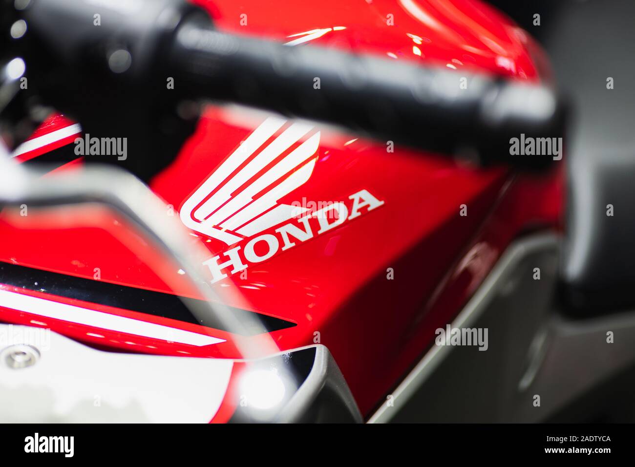 Bangkok, Thaïlande - décembre 5, 2019 : Honda logo sur le corps du sport moto à une exposition de voiture. Honda est un l'un des célèbres fabrication d'automob Banque D'Images Bangkok, Thaïlande - décembre 5, 2019 : Honda logo sur le corps du sport moto à une exposition de voiture. Honda est un l'un des célèbres fabrication d'automob Banque D'Images