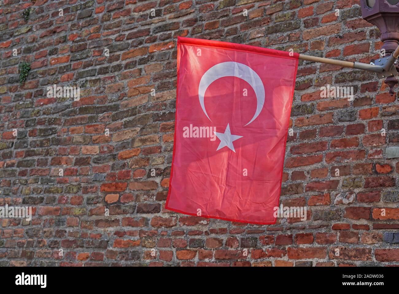 Drapeau officiel de la Turquie avec l'étoile et le croissant au mur de brique Banque D'Images