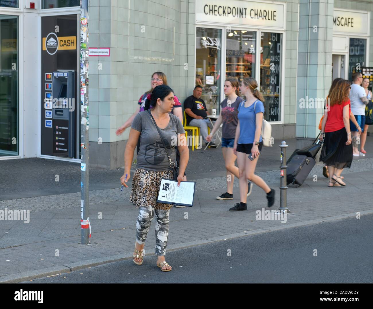 Betrügerin Bettlerin, am Checkpoint Charlie, Kreuzberg, Friedrichshain-Kreuzberg, Berlin, Deutschland Banque D'Images