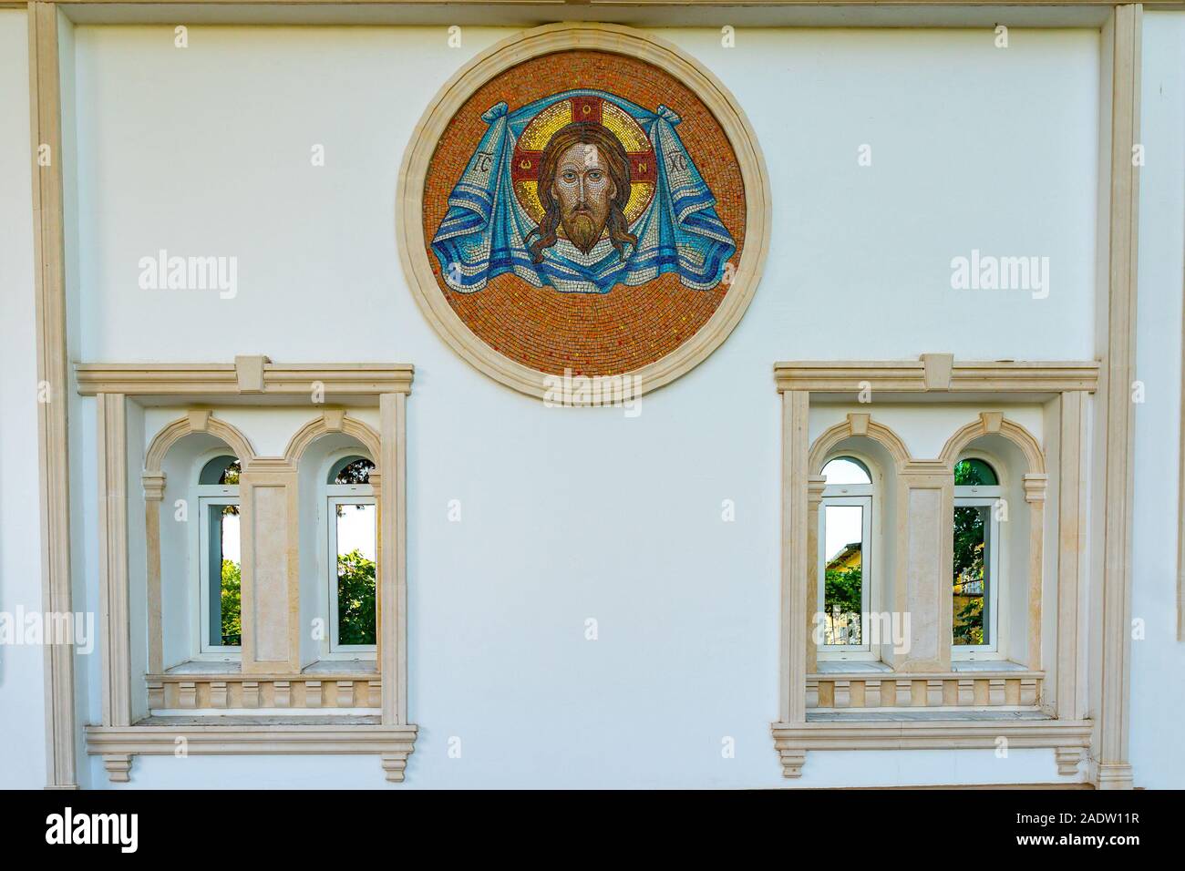 Saint Chrétien orthodoxe russe Douchanbé Cathédrale Saint-nicolas Vue pittoresque de Dieu Jésus Christ mosaïque sur un ciel bleu ensoleillé Jour Banque D'Images