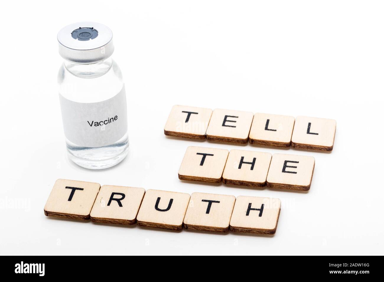 Concept de vaccin montrant un flacon avec une étiquette du vaccin sur un fond blanc avec un écriteau Dire la vérité Banque D'Images