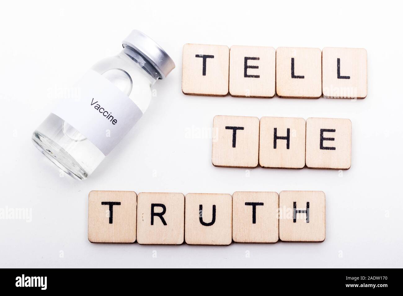 Concept de vaccin montrant un flacon avec une étiquette du vaccin sur un fond blanc avec un écriteau Dire la vérité Banque D'Images