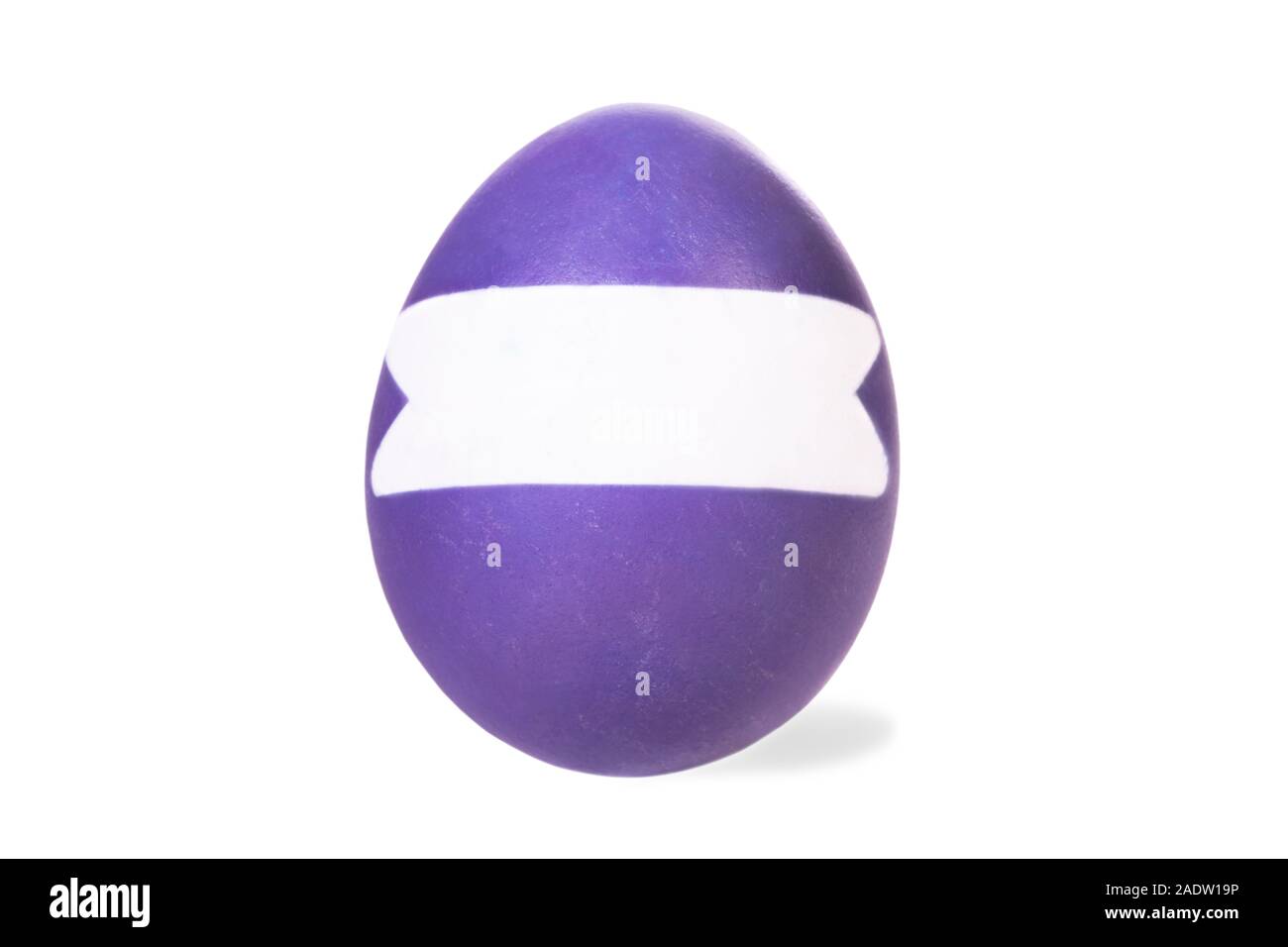 Une couleur violette œuf de Pâques et une bande blanche avec copyspace, isolated on white Banque D'Images