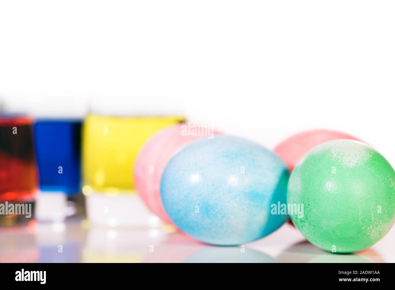 Quatre œufs de pâques teints colorés et des oeufs colorants lunettes, isolated on white Banque D'Images