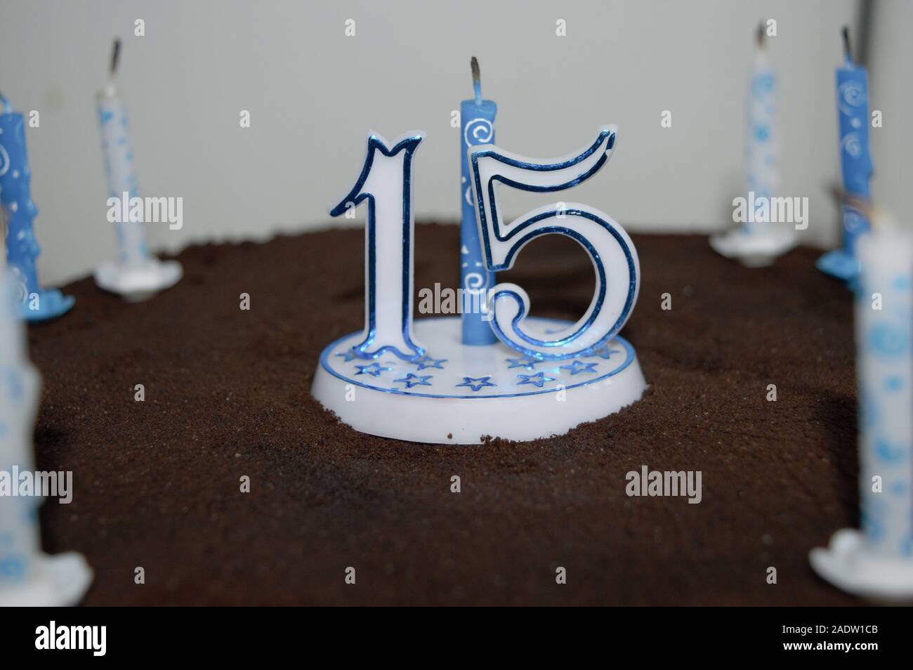 Quinze ans gâteau anniversaire au chocolat avec des bougies Banque D'Images