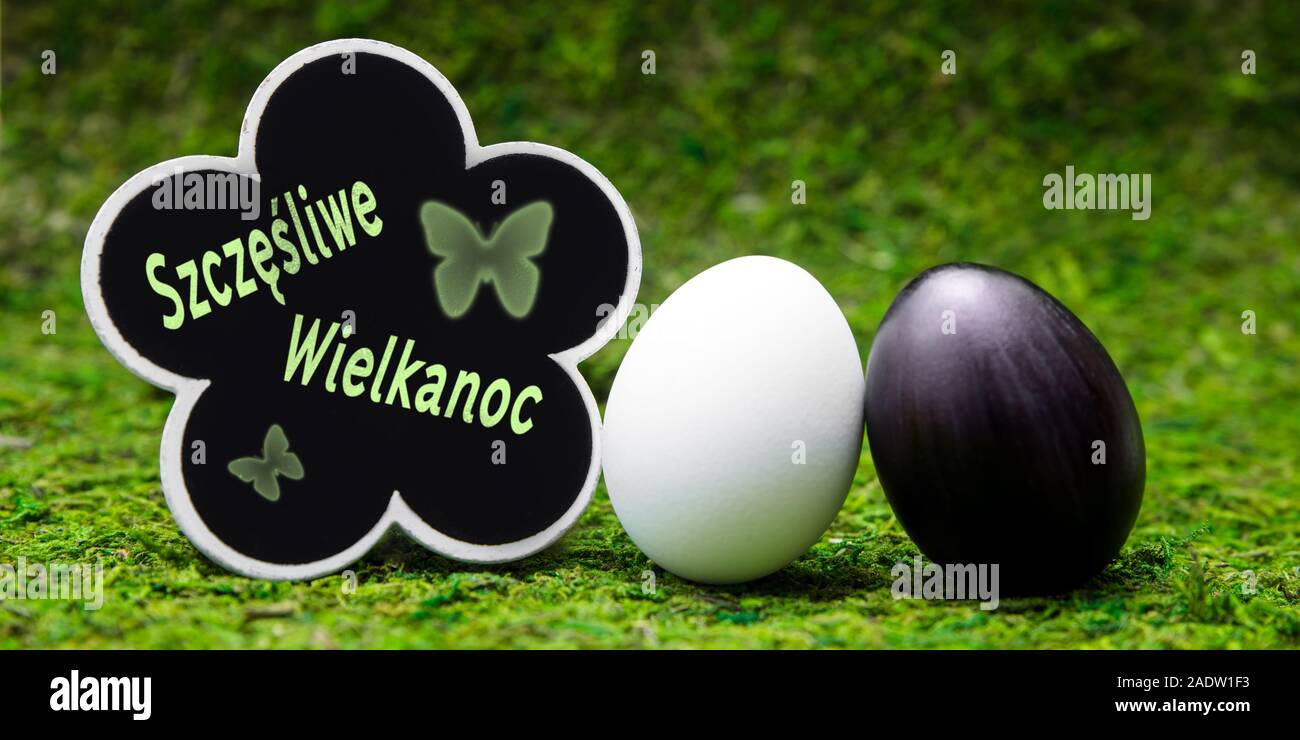 Oeuf de Pâques en noir et blanc, ardoise en forme de fleur avec texte szcesliwe wielkanoc polonais, ce qui signifie Joyeuses Pâques Banque D'Images