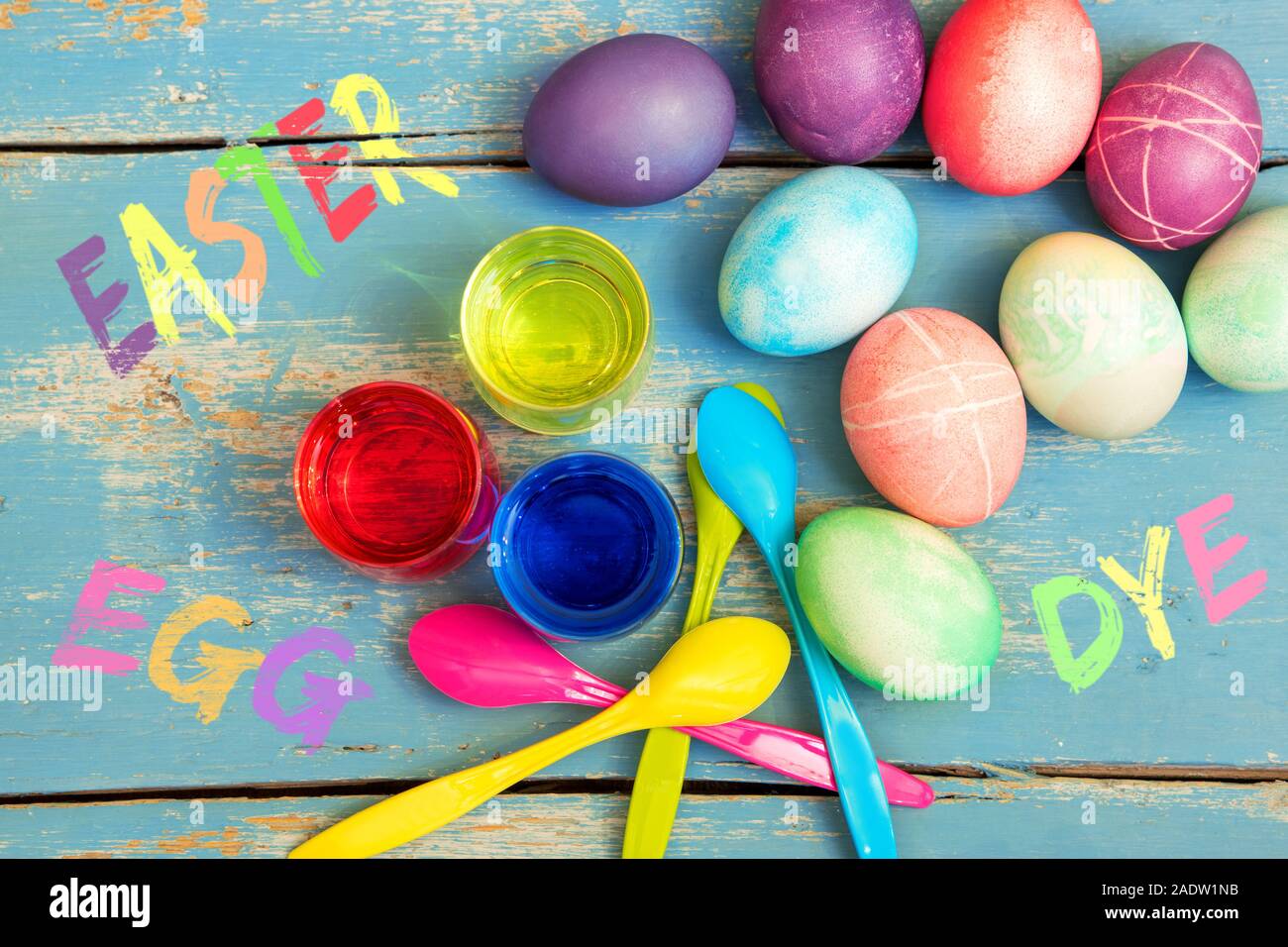 Flatlay, texte anglais easter egg dye sur tableau bleu avec matériaux selfmade Banque D'Images