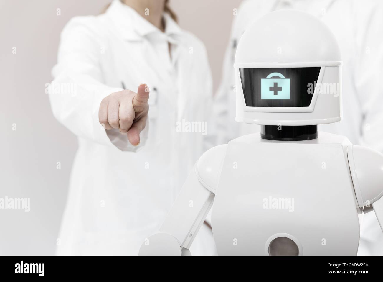 Robot de soins infirmiers dans un hôpital ou un chirurgien avec copyspace, concept service autonome robot prend en charge le travail des professionnels Banque D'Images