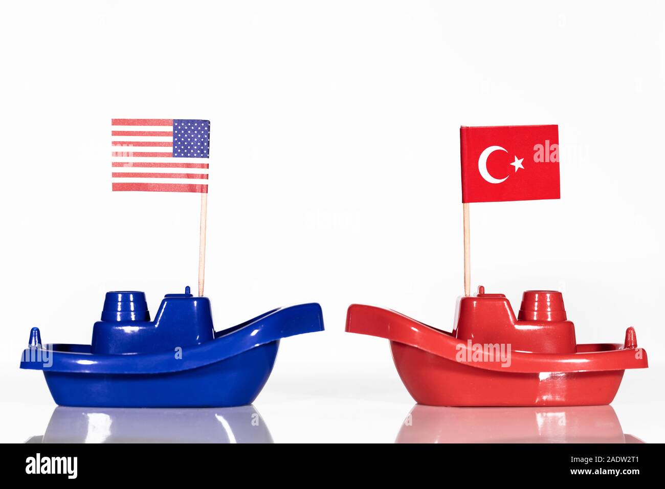 Livré avec les drapeaux des États-Unis et de la Turquie in front of white background Banque D'Images