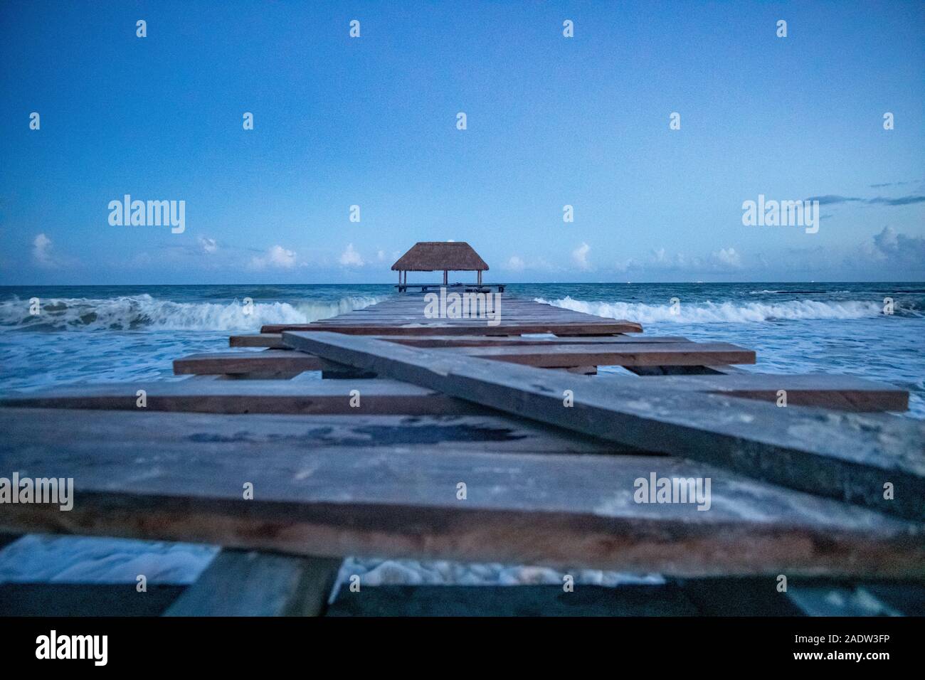 Passerelle en bois en mer des Caraïbes dans la soirée Banque D'Images