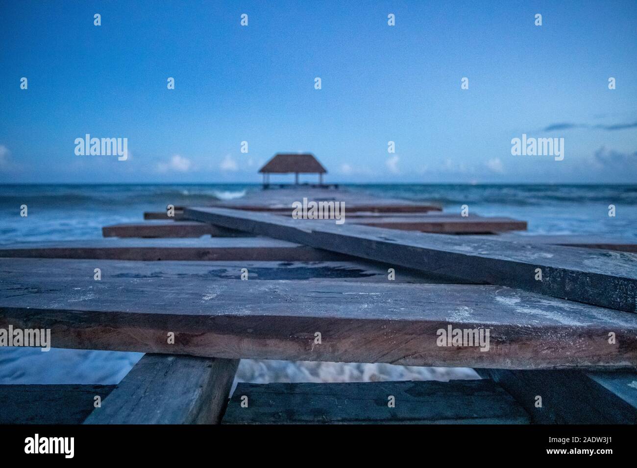 Passerelle en bois en mer des Caraïbes dans la soirée Banque D'Images