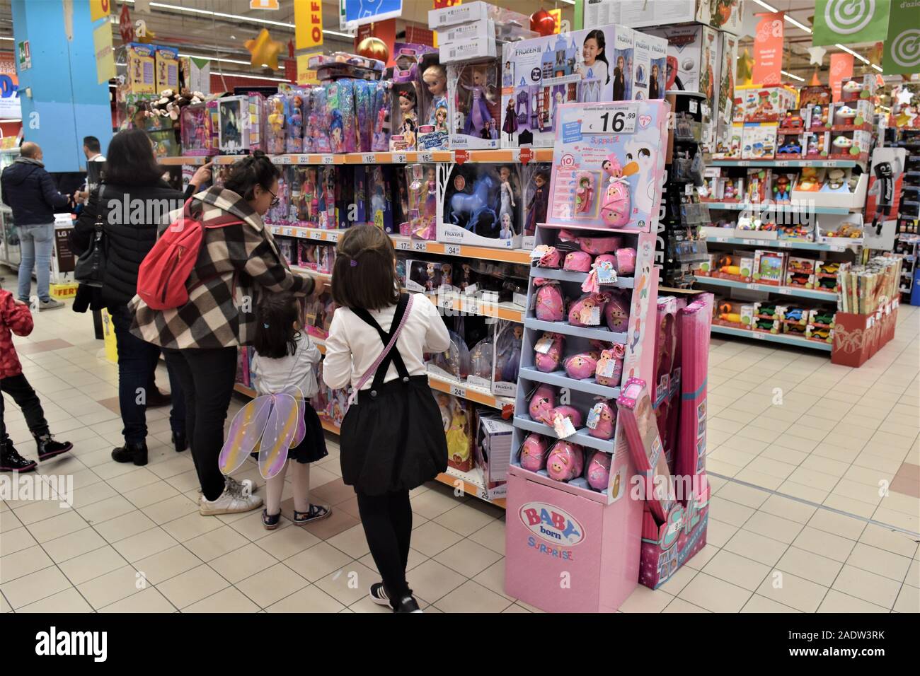Deux MÈRES AVEC LEURS FILLES DANS LE RAYON DES JOUETS D'UN CENTRE COMMERCIAL Banque D'Images